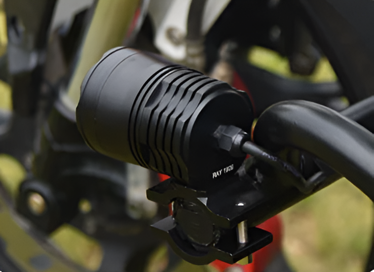 Phare Additionnel LED Universel mode feux de croisement, feux de route, flash stroboscopique au choix avec 6 LED puissantes